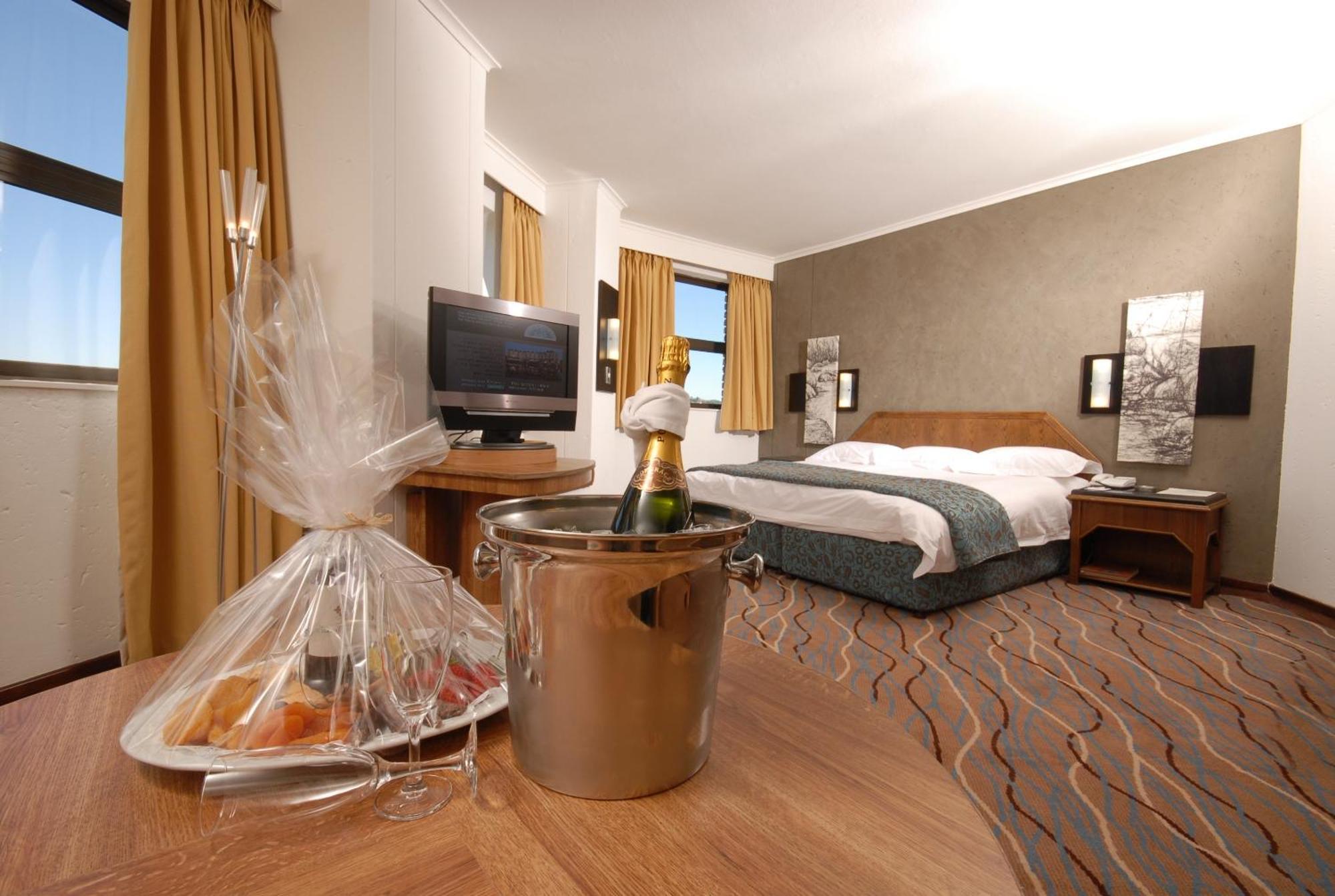 The Centurion Hotel Экстерьер фото